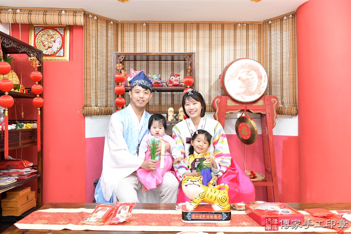 傳家手工印章高雄店、抓周、度晬、中國風會場、抓周道具物品、抓周證書、滿周歲、小桔寶寶、高雄市、拍照、生日快樂