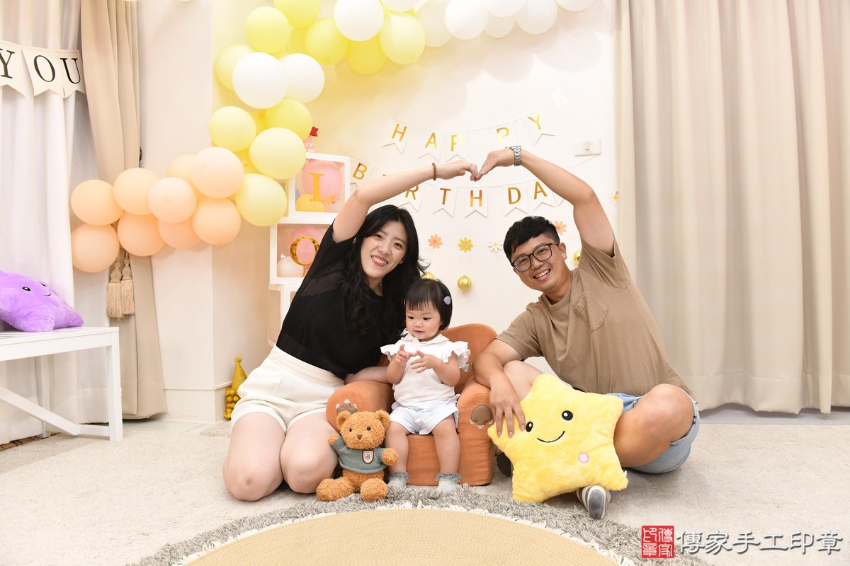 傳家手工印章高雄店、抓周、度晬、中國風會場、抓周道具物品、抓周證書、滿周歲、霏霏寶寶、高雄市、拍照、生日快樂