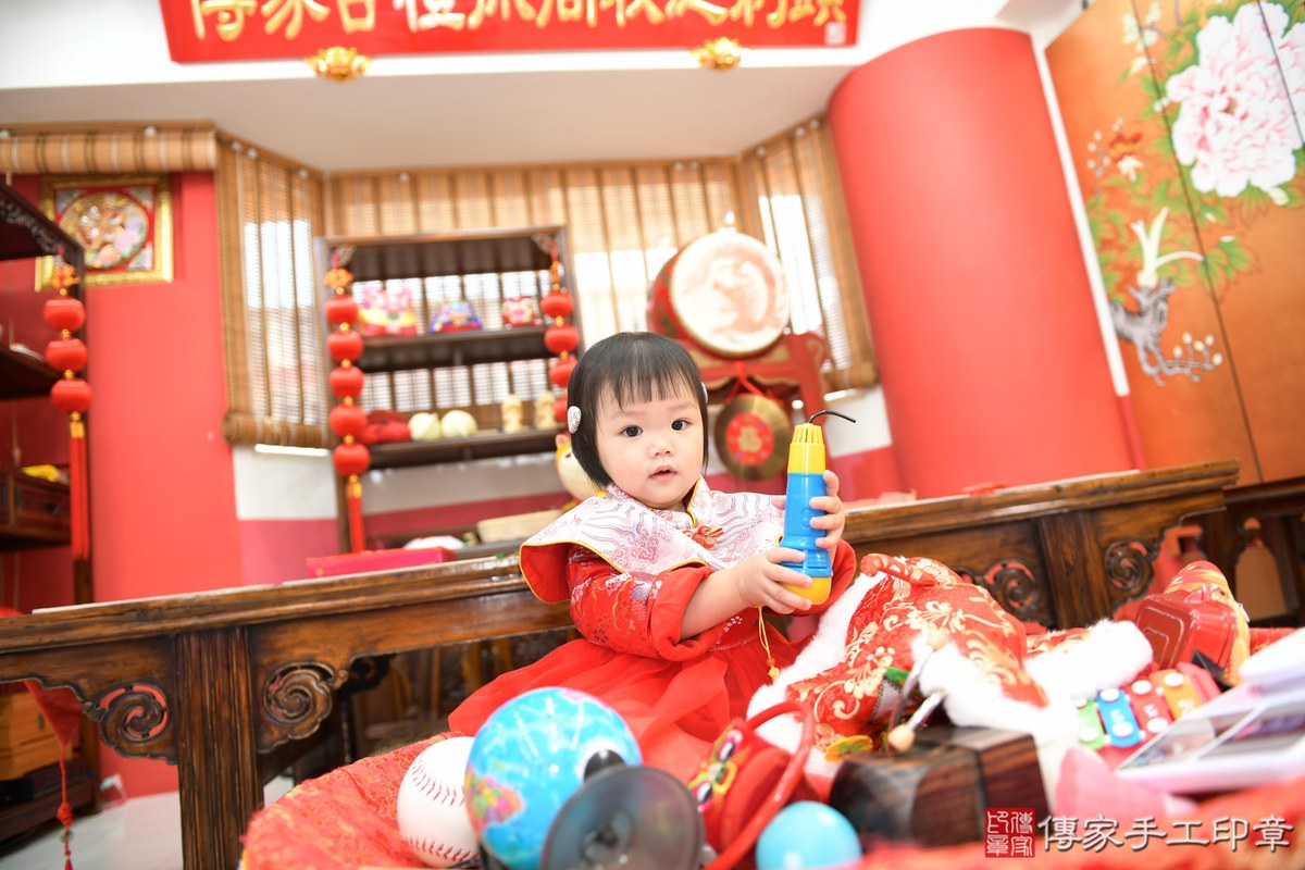 傳家手工印章高雄店、抓周、度晬、中國風會場、抓周道具物品、抓周證書、滿周歲、霏霏寶寶、高雄市、拍照、生日快樂