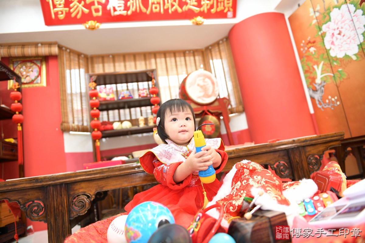傳家手工印章高雄店、抓周、度晬、中國風會場、抓周道具物品、抓周證書、滿周歲、霏霏寶寶、高雄市、拍照、生日快樂