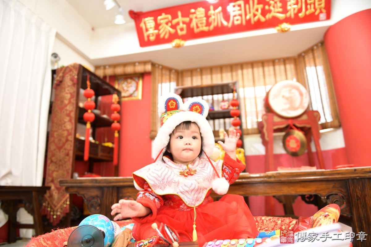 傳家手工印章高雄店、抓周、度晬、中國風會場、抓周道具物品、抓周證書、滿周歲、霏霏寶寶、高雄市、拍照、生日快樂