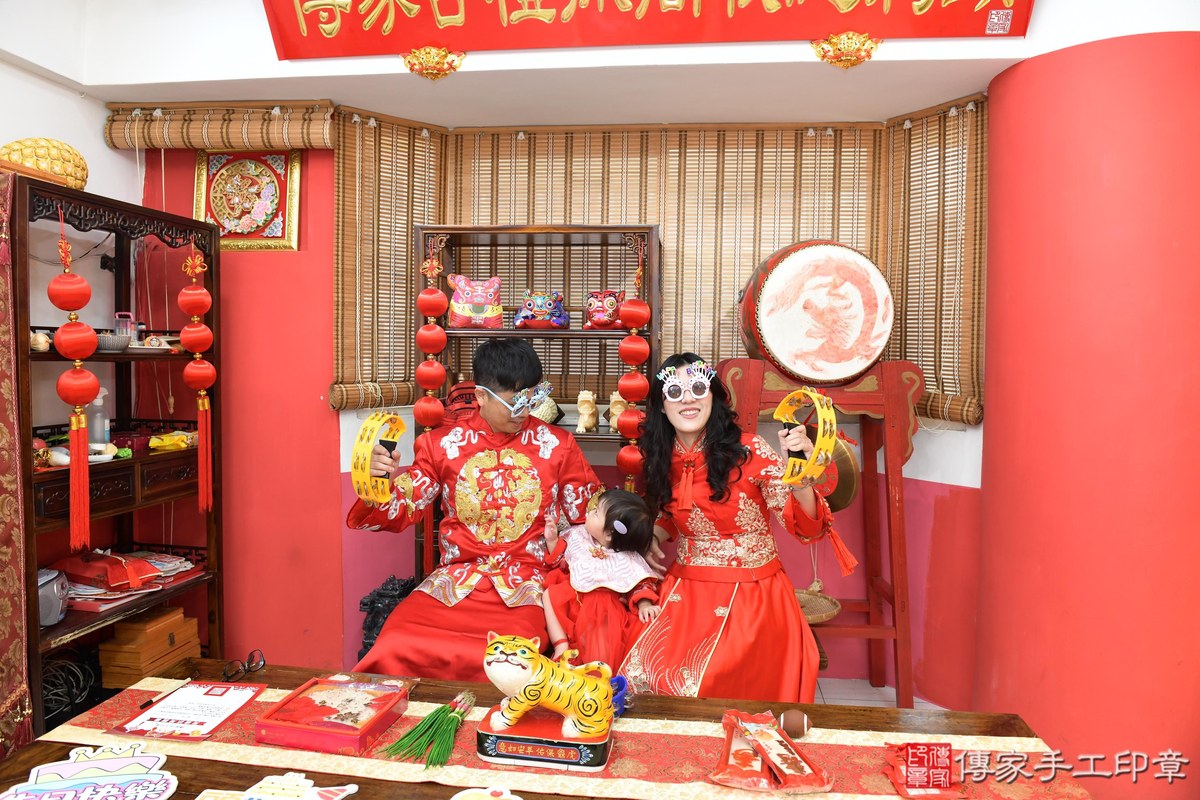 傳家手工印章高雄店、抓周、度晬、中國風會場、抓周道具物品、抓周證書、滿周歲、霏霏寶寶、高雄市、拍照、生日快樂