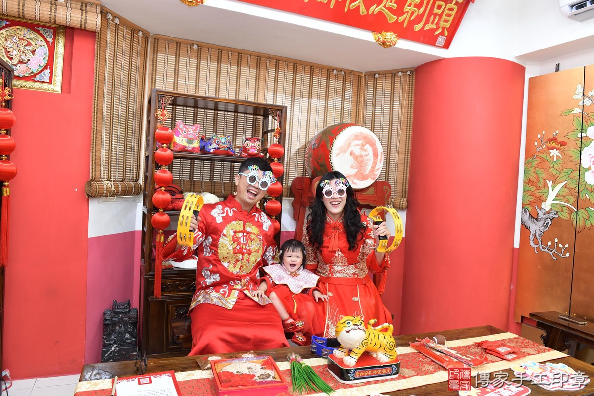 傳家手工印章高雄店、抓周、度晬、中國風會場、抓周道具物品、抓周證書、滿周歲、霏霏寶寶、高雄市、拍照、生日快樂