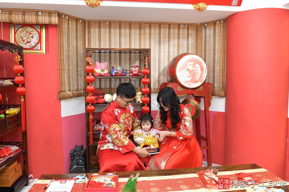 傳家手工印章高雄店、抓周、度晬、中國風會場、抓周道具物品、抓周證書、滿周歲、霏霏寶寶、高雄市、拍照、生日快樂