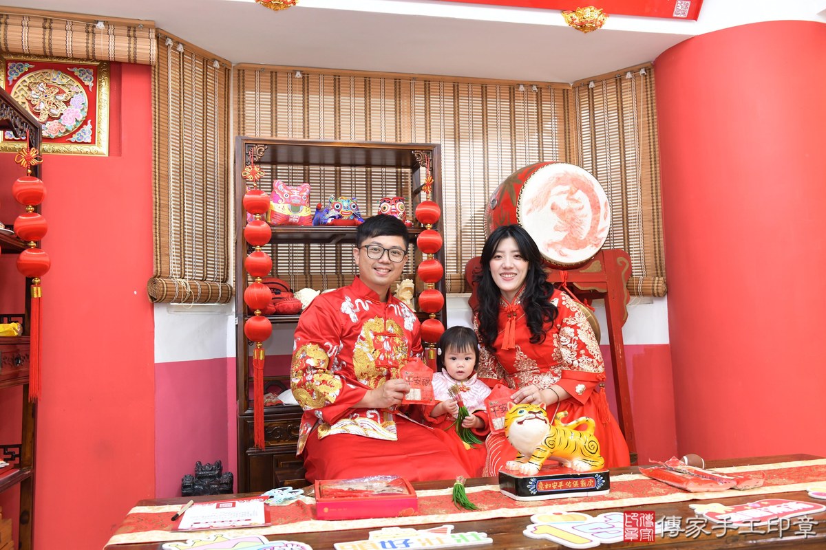 傳家手工印章高雄店、抓周、度晬、中國風會場、抓周道具物品、抓周證書、滿周歲、霏霏寶寶、高雄市、拍照、生日快樂