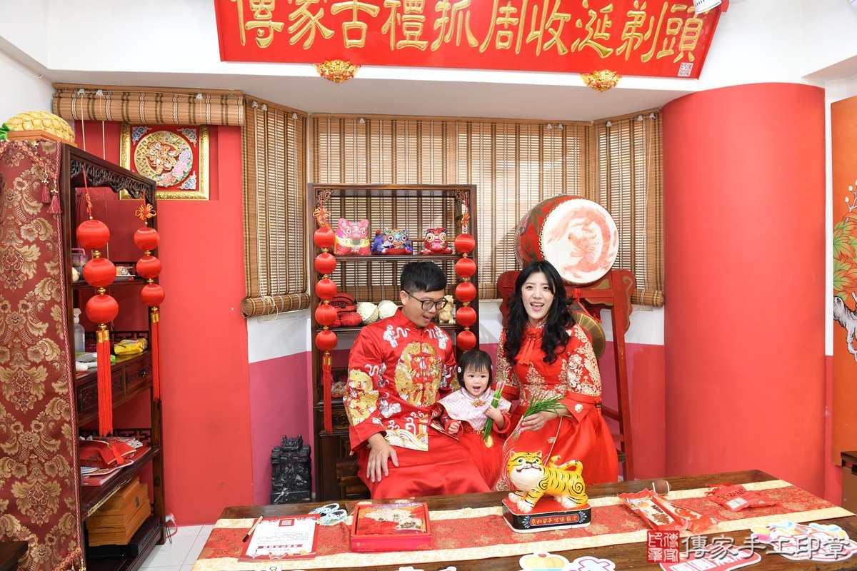傳家手工印章高雄店、抓周、度晬、中國風會場、抓周道具物品、抓周證書、滿周歲、霏霏寶寶、高雄市、拍照、生日快樂