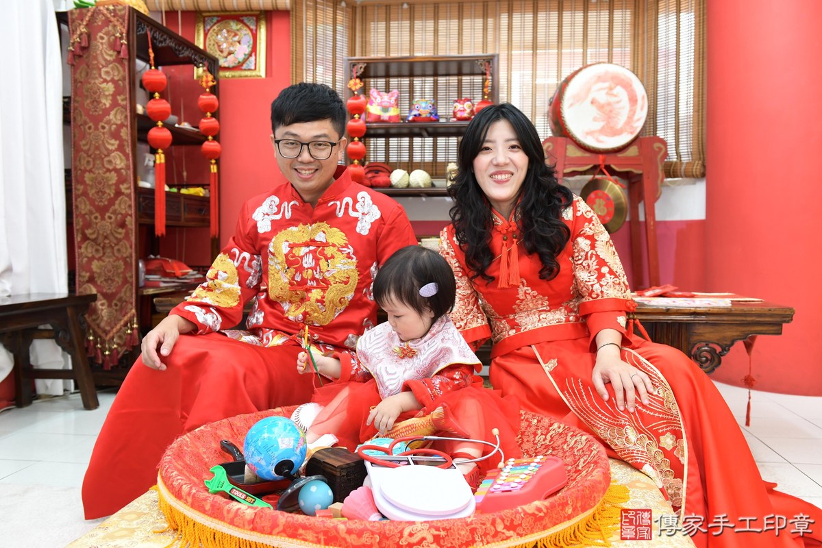 傳家手工印章高雄店、抓周、度晬、中國風會場、抓周道具物品、抓周證書、滿周歲、霏霏寶寶、高雄市、拍照、生日快樂