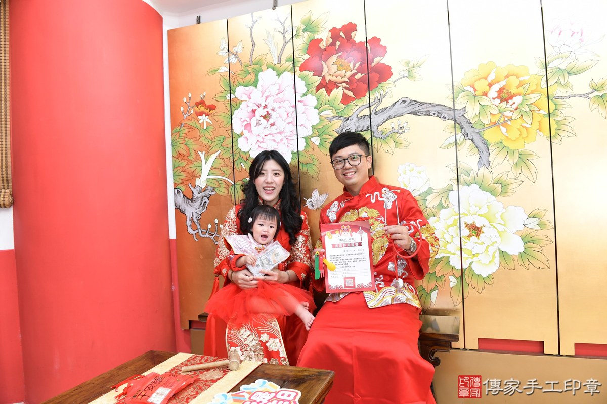 傳家手工印章高雄店、抓周、度晬、中國風會場、抓周道具物品、抓周證書、滿周歲、霏霏寶寶、高雄市、拍照、生日快樂