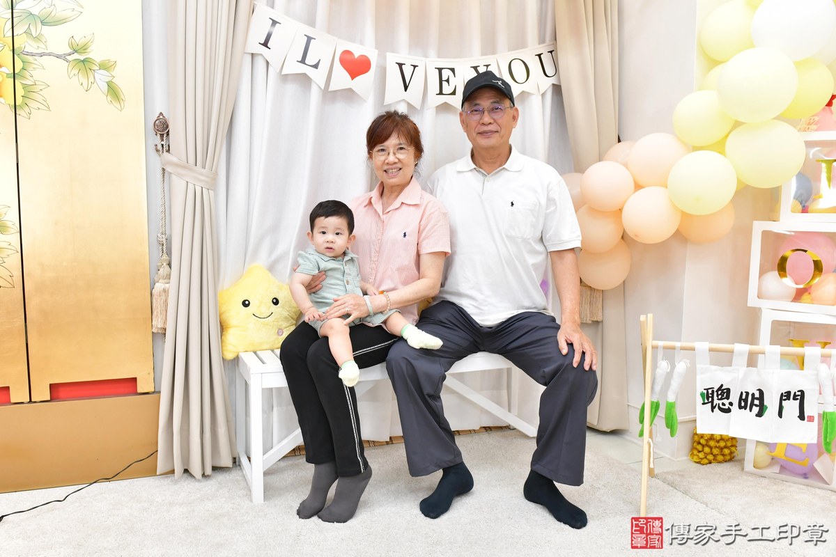 傳家手工印章高雄店、美式抓周、抓周道具、未來職業、滿周歲、小炘寶寶、高雄市、拍照、生日快樂