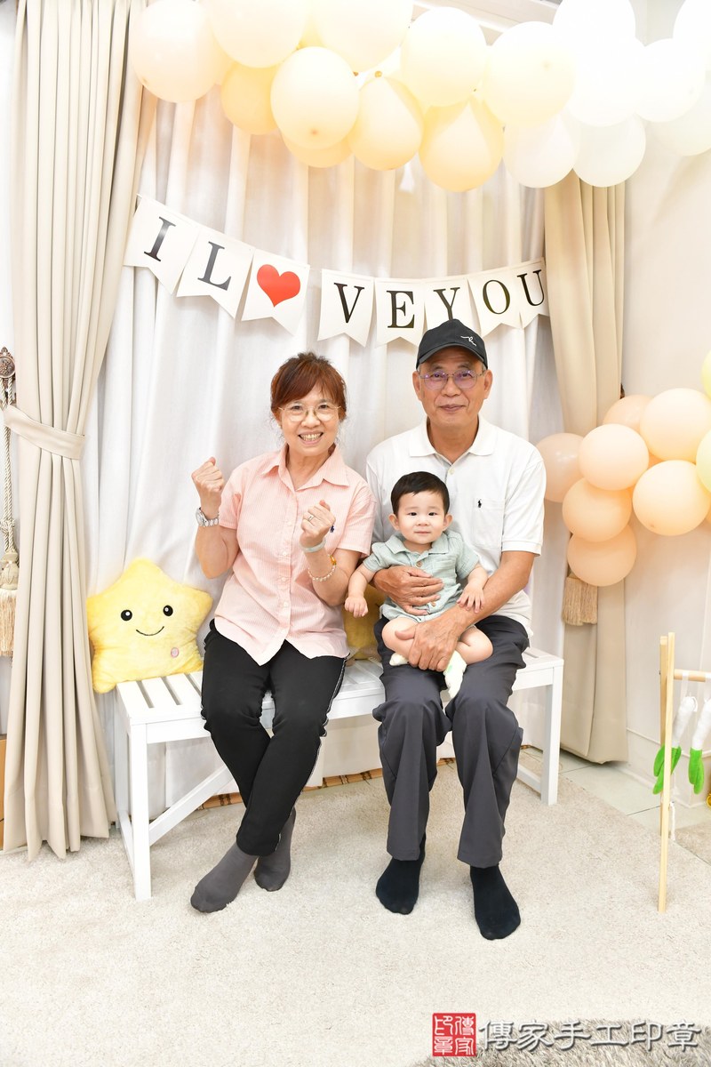 傳家手工印章高雄店、美式抓周、抓周道具、未來職業、滿周歲、小炘寶寶、高雄市、拍照、生日快樂