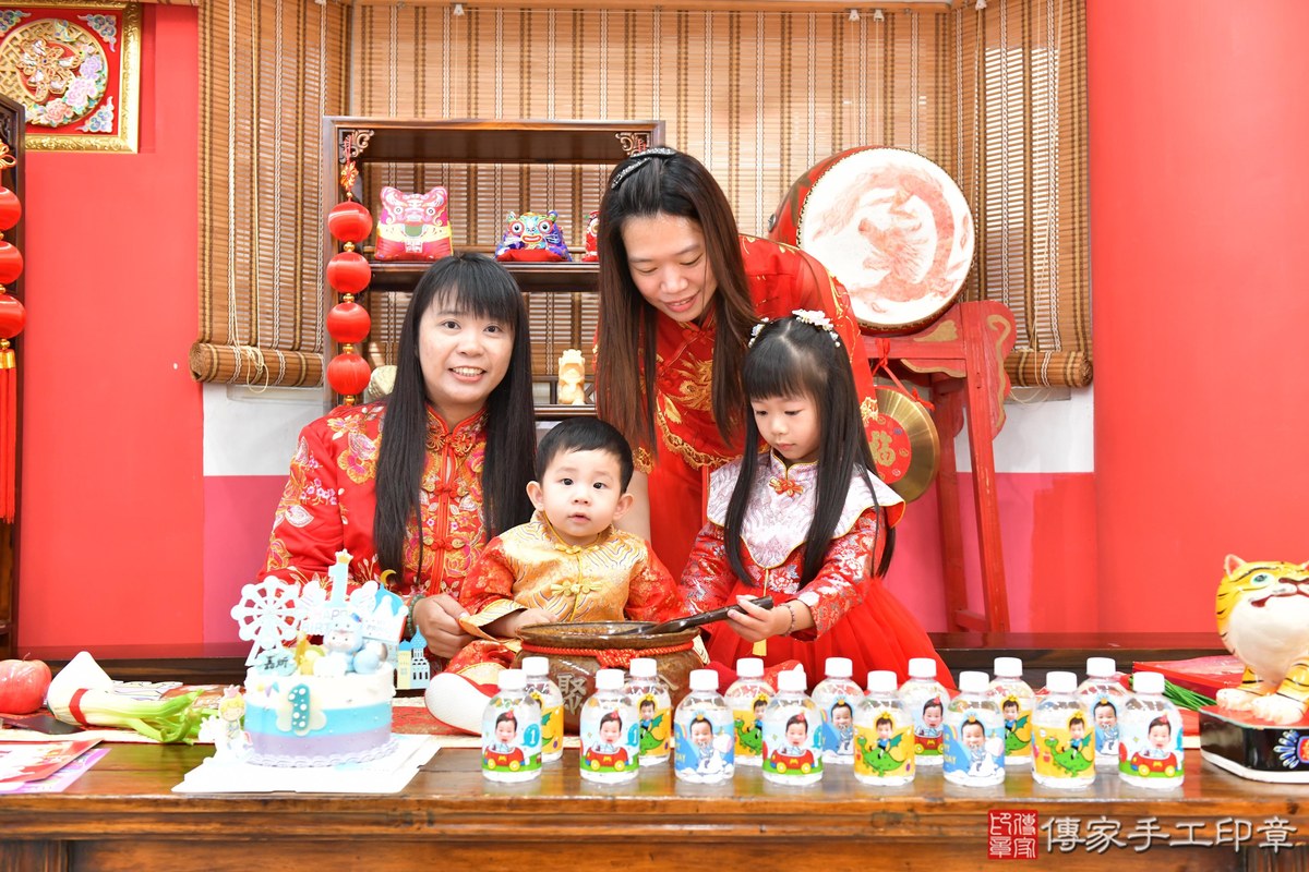 傳家手工印章高雄店、美式抓周、抓周道具、未來職業、滿周歲、小炘寶寶、高雄市、拍照、生日快樂