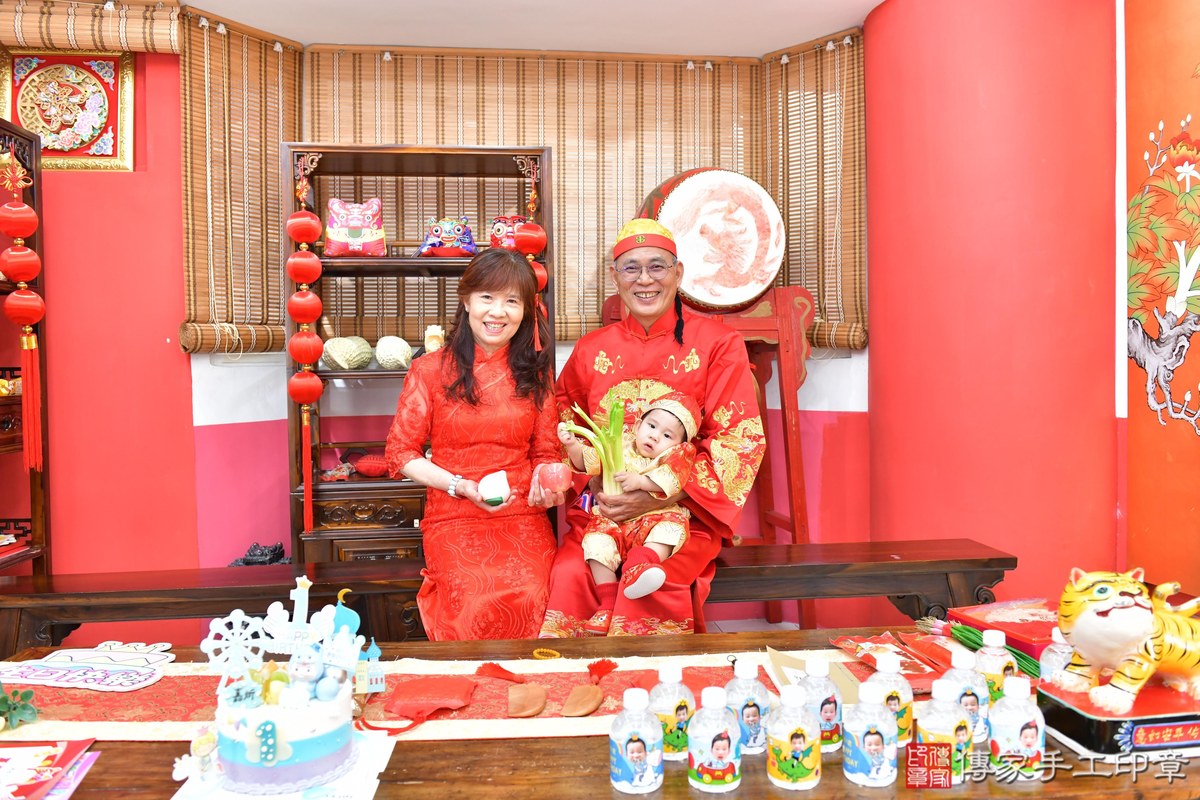 傳家手工印章高雄店、美式抓周、抓周道具、未來職業、滿周歲、小炘寶寶、高雄市、拍照、生日快樂