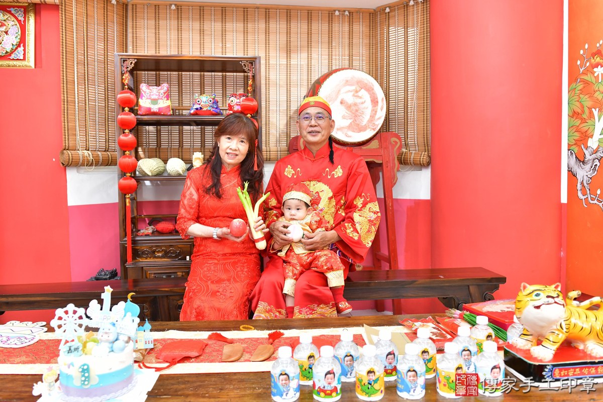 傳家手工印章高雄店、美式抓周、抓周道具、未來職業、滿周歲、小炘寶寶、高雄市、拍照、生日快樂