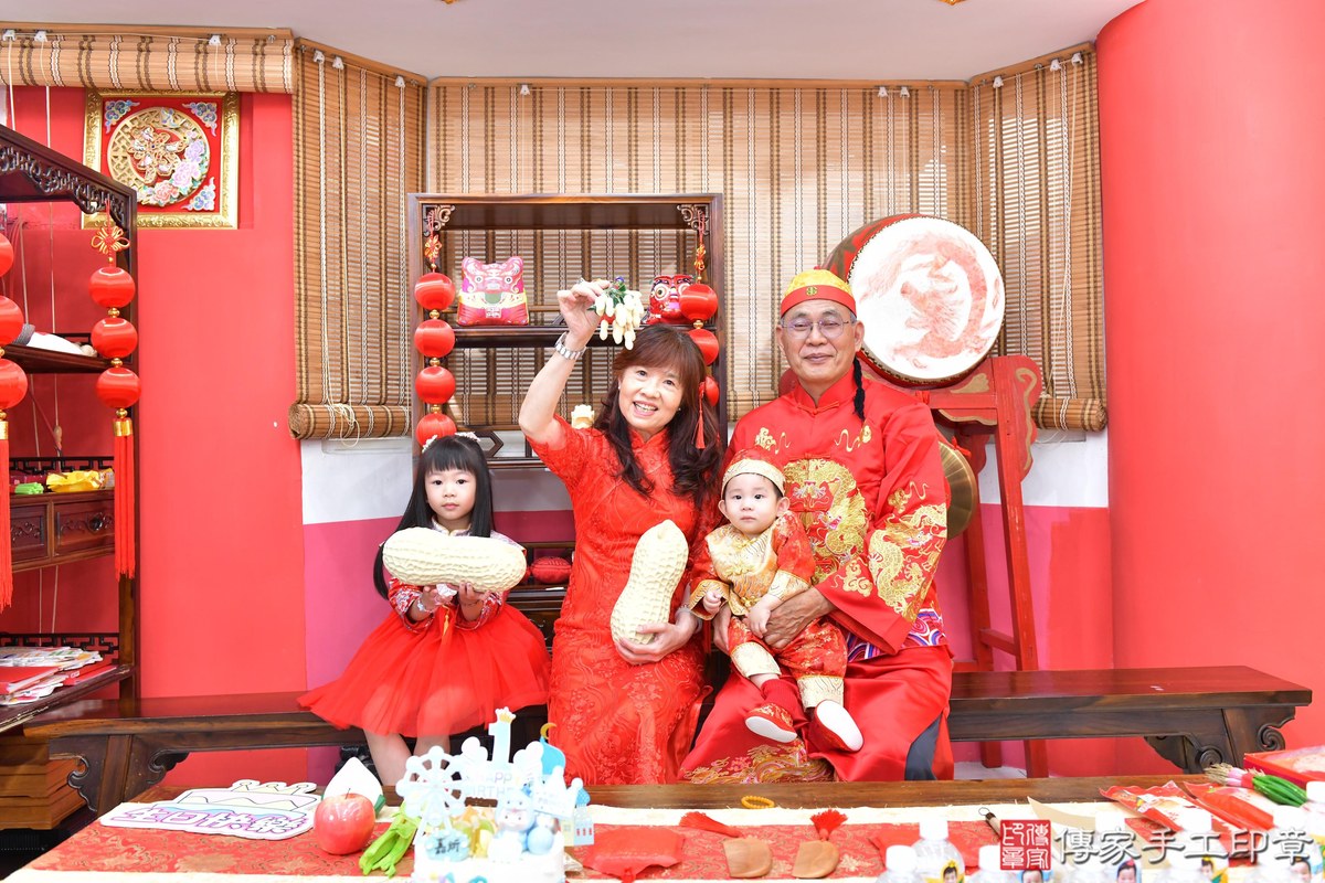 傳家手工印章高雄店、美式抓周、抓周道具、未來職業、滿周歲、小炘寶寶、高雄市、拍照、生日快樂