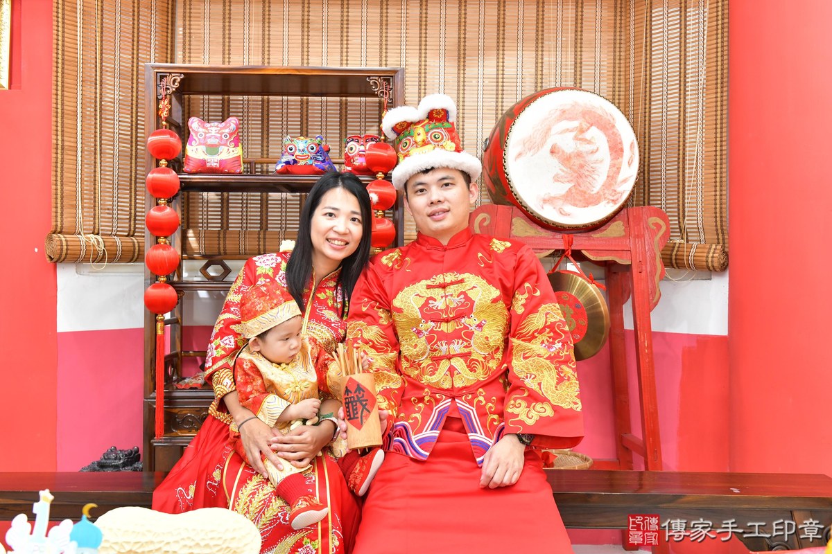 傳家手工印章高雄店、美式抓周、抓周道具、未來職業、滿周歲、小炘寶寶、高雄市、拍照、生日快樂