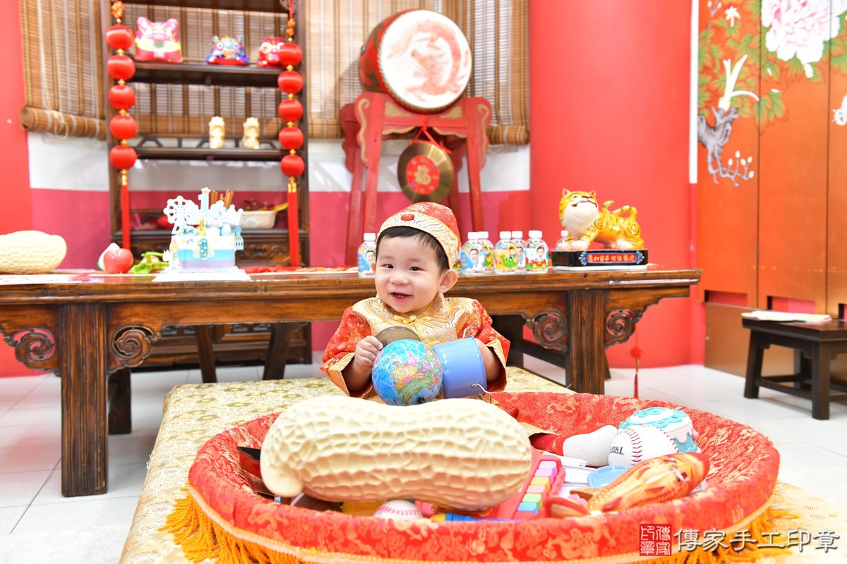 傳家手工印章高雄店、美式抓周、抓周道具、未來職業、滿周歲、小炘寶寶、高雄市、拍照、生日快樂