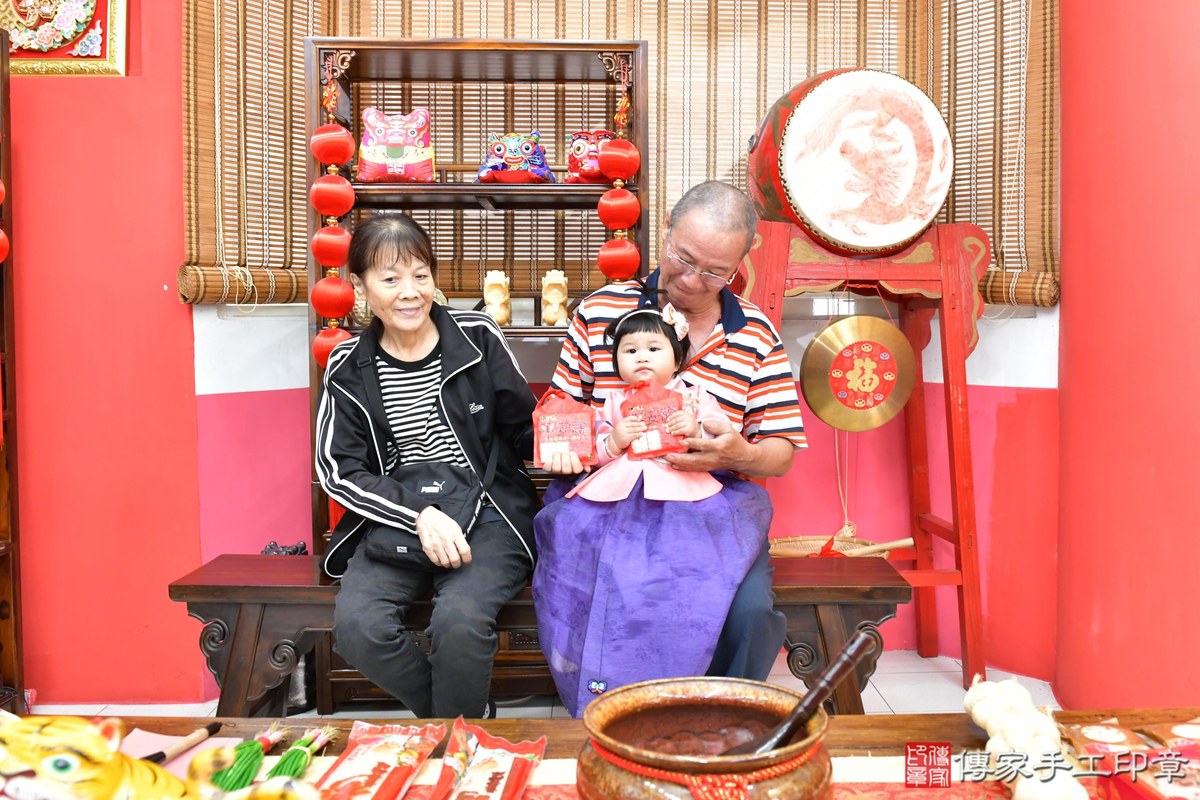 傳家手工印章高雄店、美式抓周、抓周道具、未來職業、滿周歲、玧玧寶寶、高雄市、拍照、生日快樂