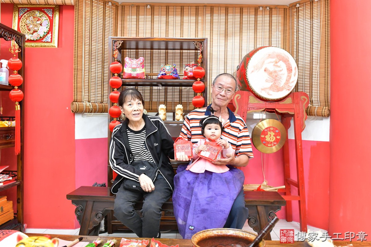 傳家手工印章高雄店、美式抓周、抓周道具、未來職業、滿周歲、玧玧寶寶、高雄市、拍照、生日快樂