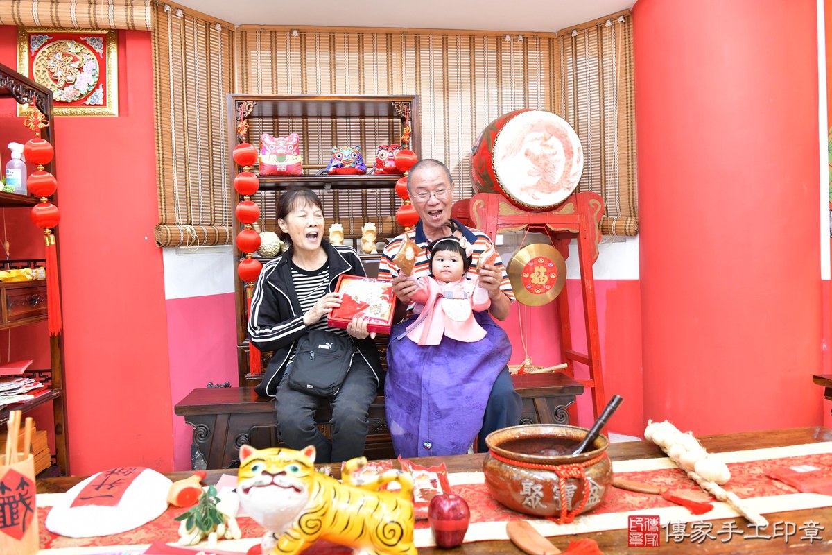 傳家手工印章高雄店、美式抓周、抓周道具、未來職業、滿周歲、玧玧寶寶、高雄市、拍照、生日快樂
