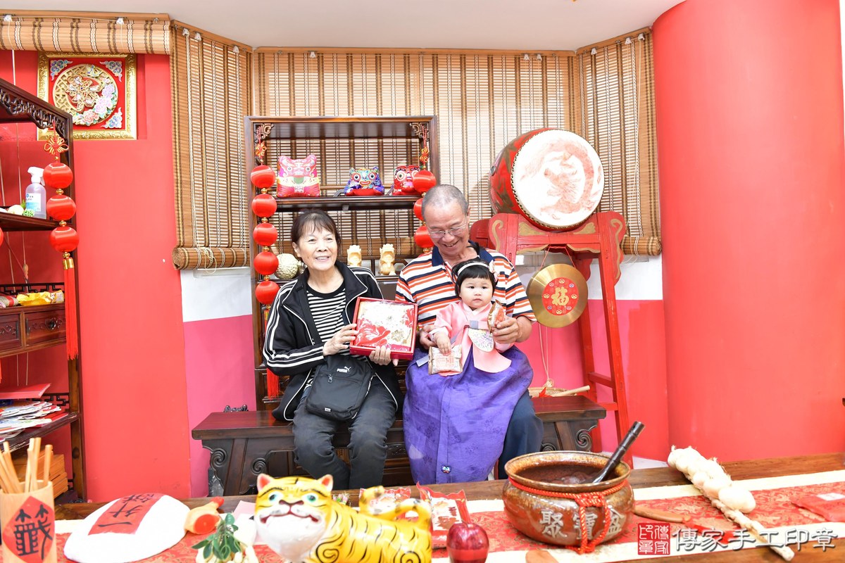 傳家手工印章高雄店、美式抓周、抓周道具、未來職業、滿周歲、玧玧寶寶、高雄市、拍照、生日快樂