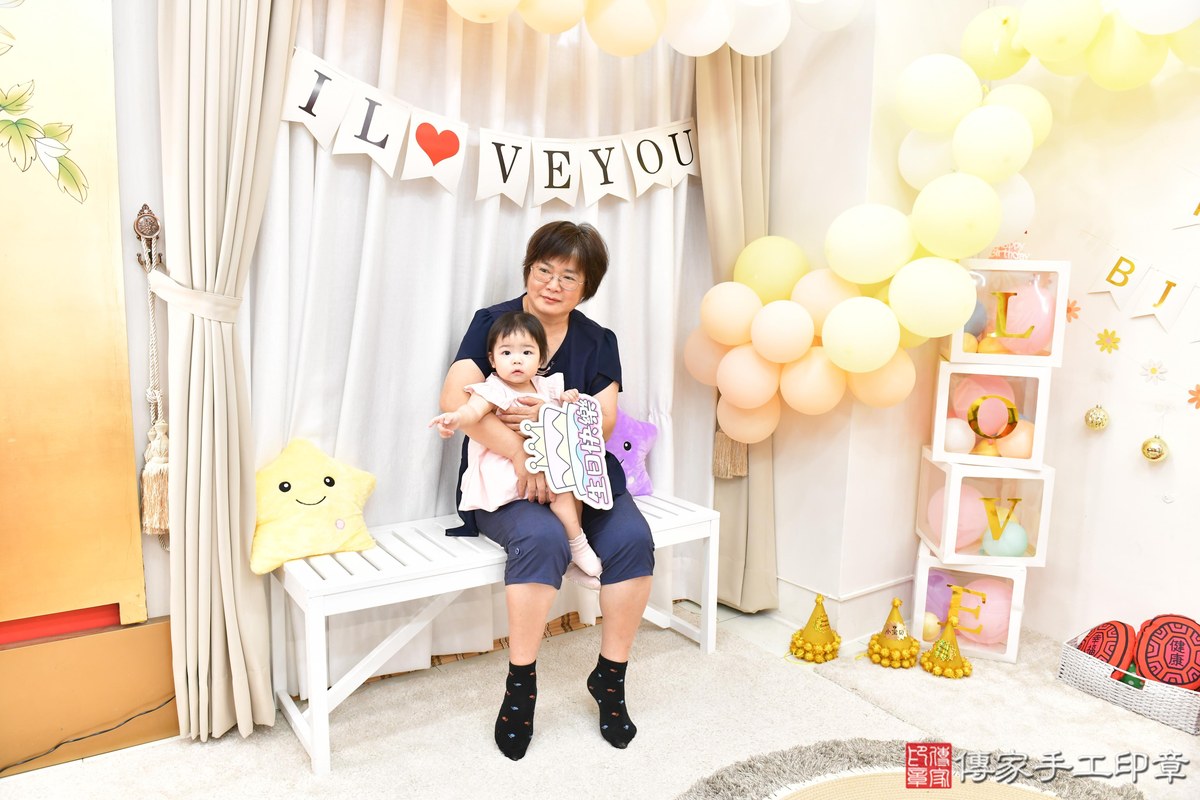傳家手工印章高雄店、抓周、度晬、中國風會場、抓周道具物品、抓周證書、滿周歲、樂樂寶寶、高雄市、拍照、生日快樂