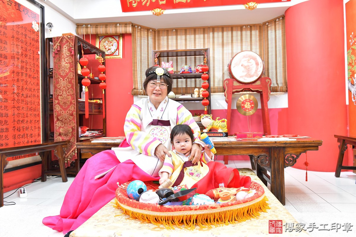 傳家手工印章高雄店、抓周、度晬、中國風會場、抓周道具物品、抓周證書、滿周歲、樂樂寶寶、高雄市、拍照、生日快樂