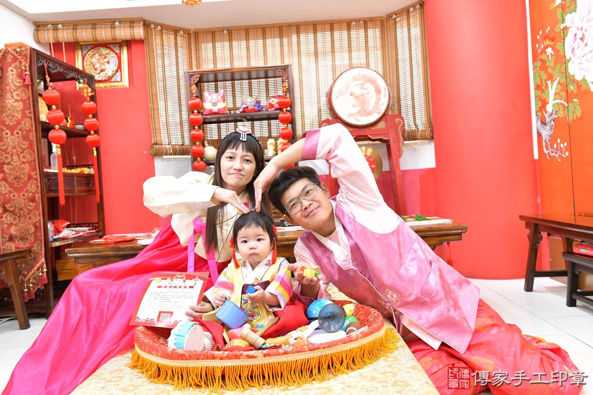 傳家手工印章高雄店、抓周、度晬、中國風會場、抓周道具物品、抓周證書、滿周歲、樂樂寶寶、高雄市、拍照、生日快樂