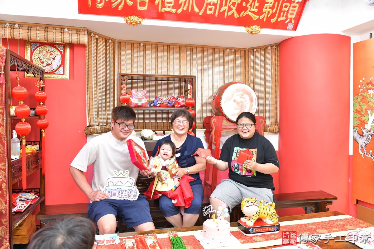 傳家手工印章高雄店、抓周、度晬、中國風會場、抓周道具物品、抓周證書、滿周歲、樂樂寶寶、高雄市、拍照、生日快樂