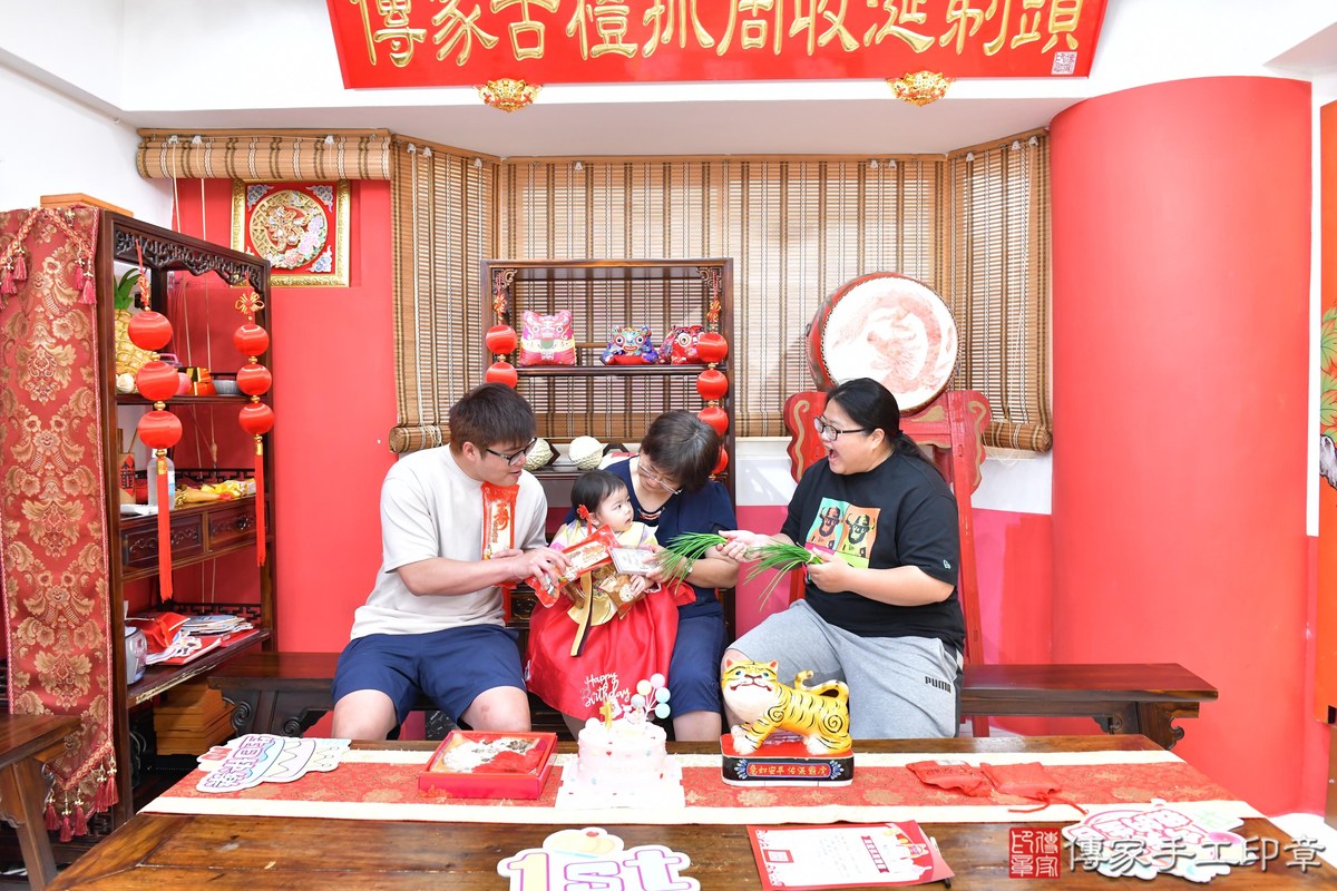 傳家手工印章高雄店、抓周、度晬、中國風會場、抓周道具物品、抓周證書、滿周歲、樂樂寶寶、高雄市、拍照、生日快樂
