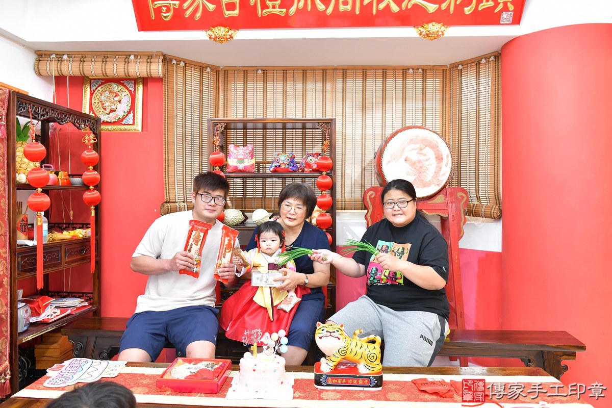傳家手工印章高雄店、抓周、度晬、中國風會場、抓周道具物品、抓周證書、滿周歲、樂樂寶寶、高雄市、拍照、生日快樂