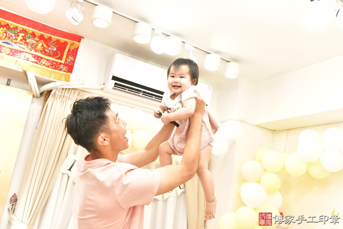 傳家手工印章高雄店、美式抓周、抓周道具、未來職業、滿周歲、淇淇寶寶、高雄市、拍照、生日快樂