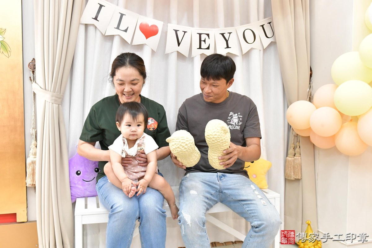 傳家手工印章高雄店、美式抓周、抓周道具、未來職業、滿周歲、淇淇寶寶、高雄市、拍照、生日快樂