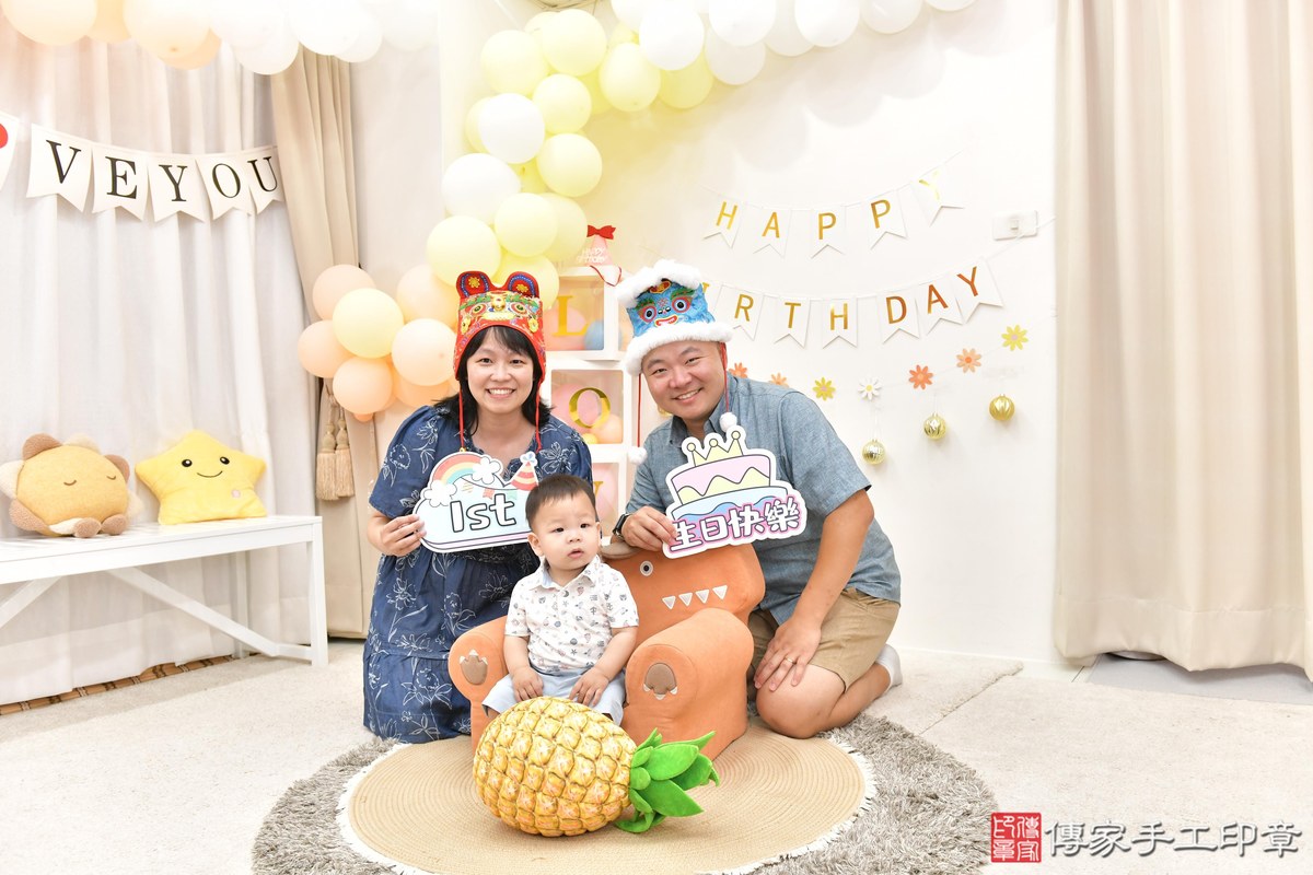 傳家手工印章高雄店、抓周、度晬、中國風會場、抓周道具物品、抓周證書、滿周歲、謙謙寶寶、高雄市、拍照、生日快樂