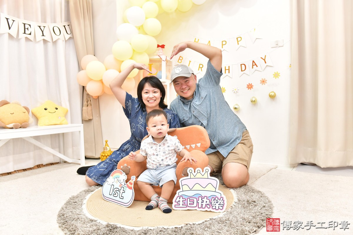 傳家手工印章高雄店、抓周、度晬、中國風會場、抓周道具物品、抓周證書、滿周歲、謙謙寶寶、高雄市、拍照、生日快樂