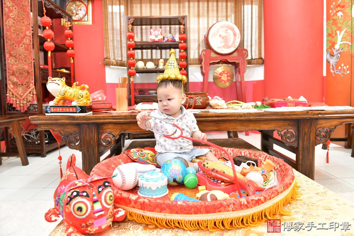 傳家手工印章高雄店、抓周、度晬、中國風會場、抓周道具物品、抓周證書、滿周歲、謙謙寶寶、高雄市、拍照、生日快樂