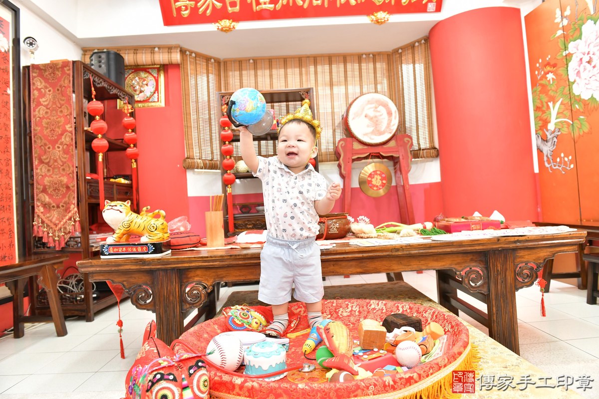傳家手工印章高雄店、抓周、度晬、中國風會場、抓周道具物品、抓周證書、滿周歲、謙謙寶寶、高雄市、拍照、生日快樂