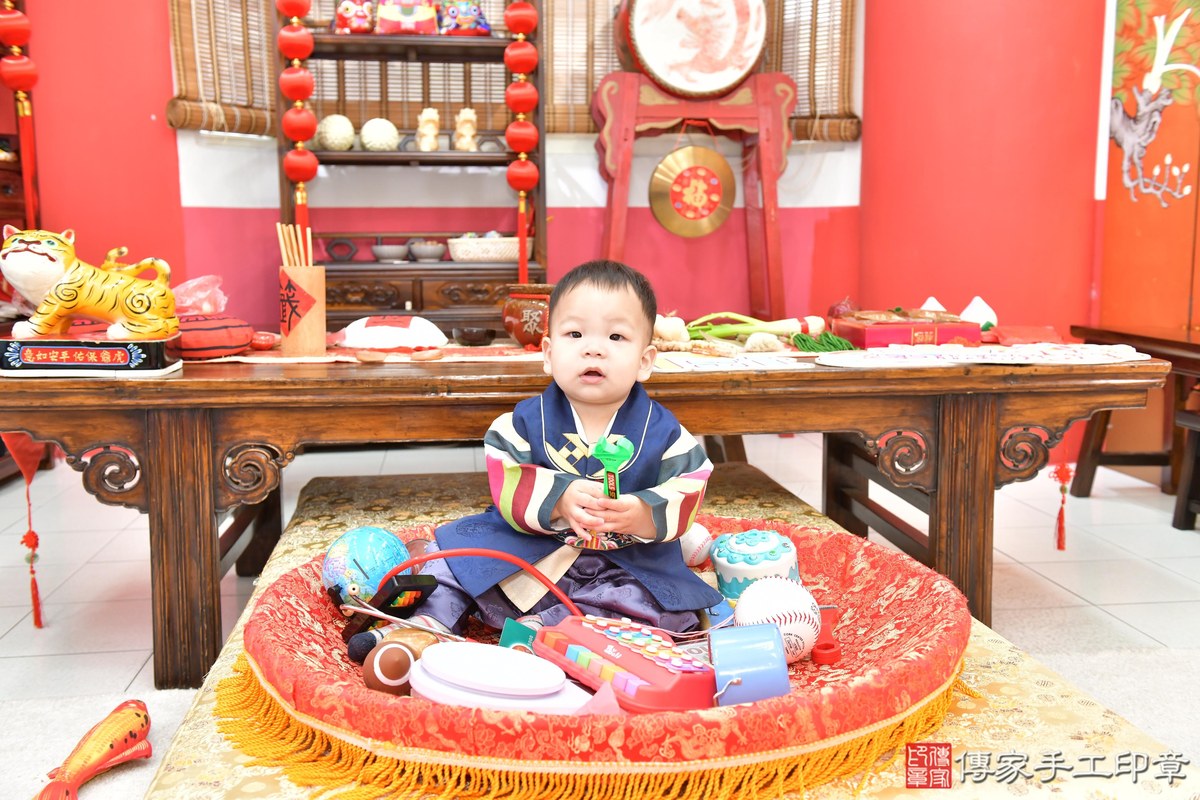 傳家手工印章高雄店、抓周、度晬、中國風會場、抓周道具物品、抓周證書、滿周歲、謙謙寶寶、高雄市、拍照、生日快樂