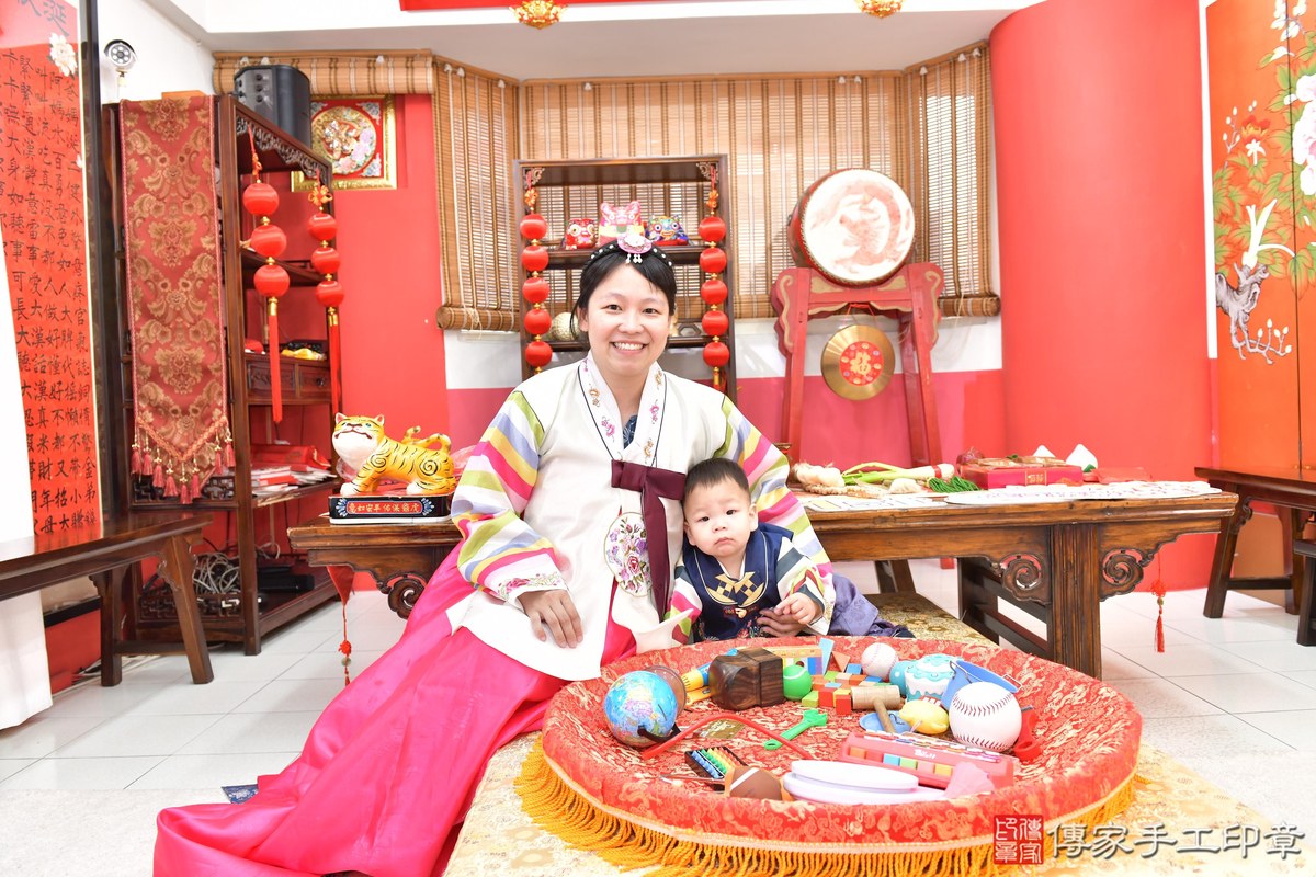 傳家手工印章高雄店、抓周、度晬、中國風會場、抓周道具物品、抓周證書、滿周歲、謙謙寶寶、高雄市、拍照、生日快樂