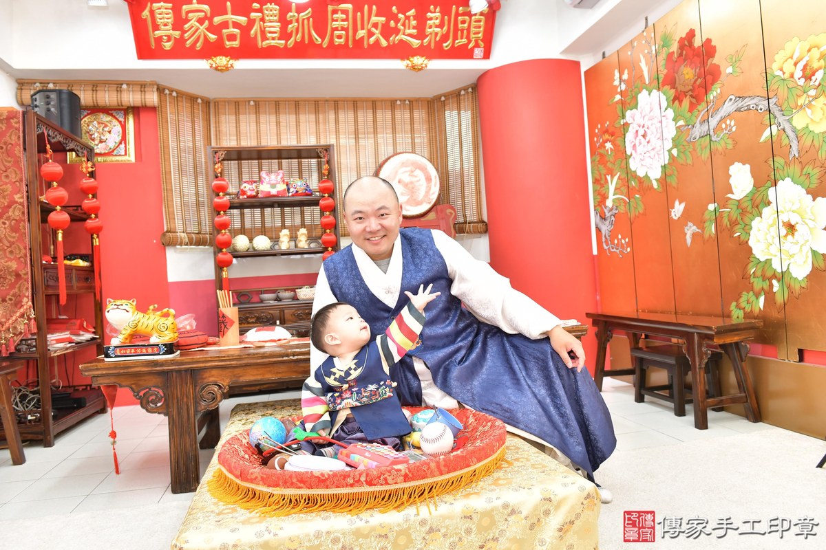 傳家手工印章高雄店、抓周、度晬、中國風會場、抓周道具物品、抓周證書、滿周歲、謙謙寶寶、高雄市、拍照、生日快樂
