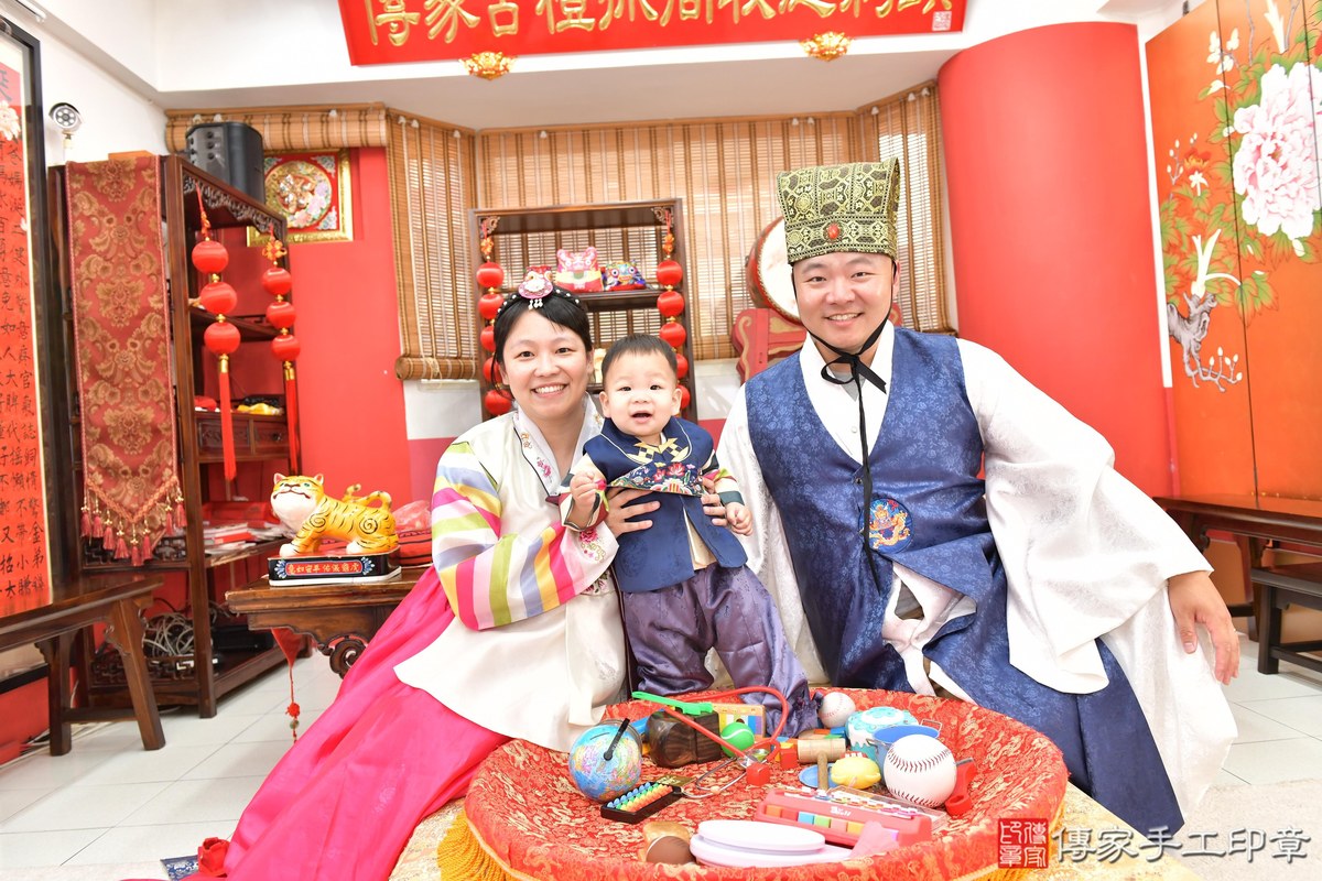 傳家手工印章高雄店、抓周、度晬、中國風會場、抓周道具物品、抓周證書、滿周歲、謙謙寶寶、高雄市、拍照、生日快樂