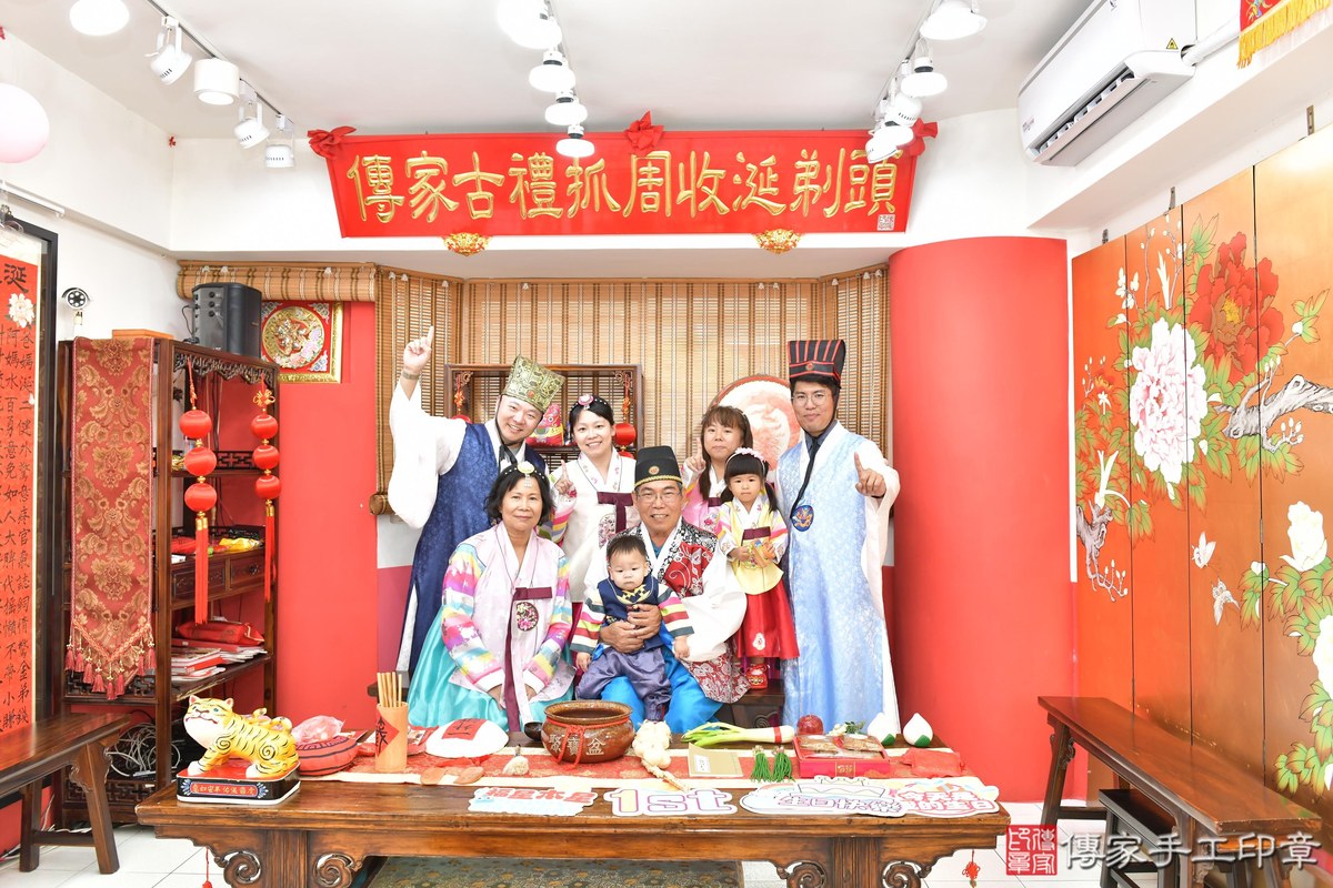 傳家手工印章高雄店、抓周、度晬、中國風會場、抓周道具物品、抓周證書、滿周歲、謙謙寶寶、高雄市、拍照、生日快樂