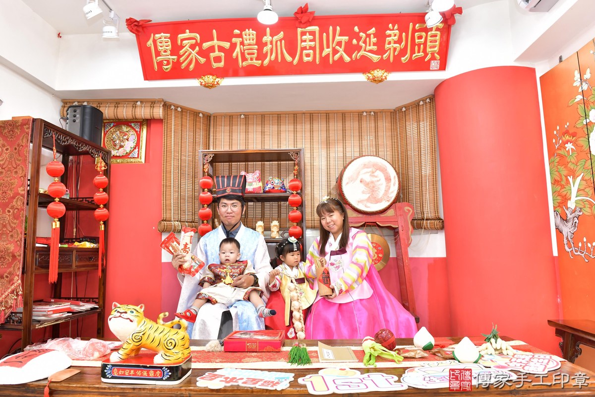 傳家手工印章高雄店、抓周、度晬、中國風會場、抓周道具物品、抓周證書、滿周歲、謙謙寶寶、高雄市、拍照、生日快樂