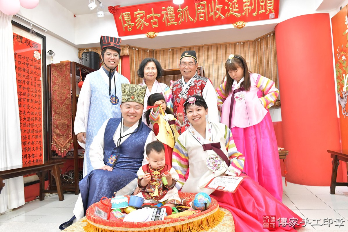 傳家手工印章高雄店、抓周、度晬、中國風會場、抓周道具物品、抓周證書、滿周歲、謙謙寶寶、高雄市、拍照、生日快樂