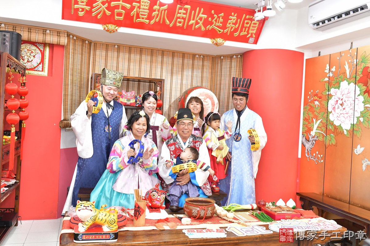 傳家手工印章高雄店、抓周、度晬、中國風會場、抓周道具物品、抓周證書、滿周歲、謙謙寶寶、高雄市、拍照、生日快樂