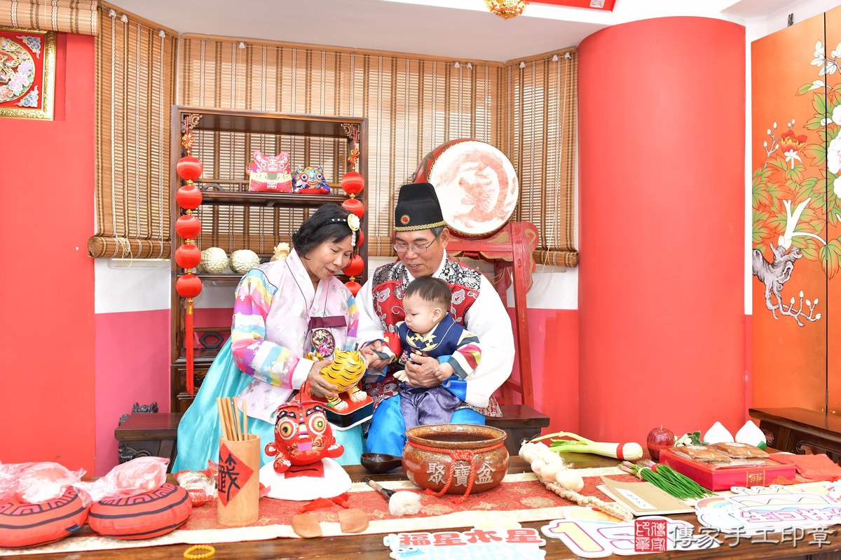 傳家手工印章高雄店、抓周、度晬、中國風會場、抓周道具物品、抓周證書、滿周歲、謙謙寶寶、高雄市、拍照、生日快樂