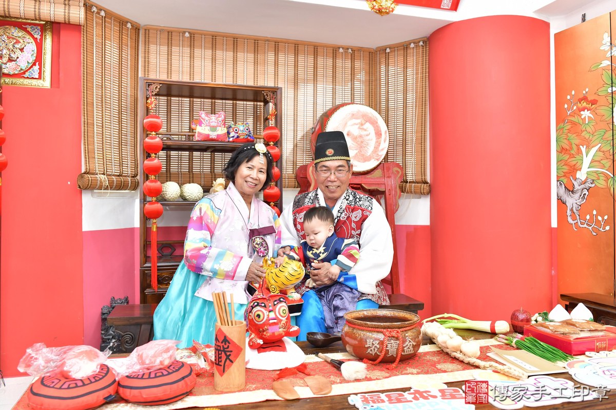 傳家手工印章高雄店、抓周、度晬、中國風會場、抓周道具物品、抓周證書、滿周歲、謙謙寶寶、高雄市、拍照、生日快樂