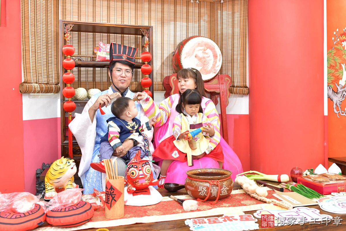 傳家手工印章高雄店、抓周、度晬、中國風會場、抓周道具物品、抓周證書、滿周歲、謙謙寶寶、高雄市、拍照、生日快樂