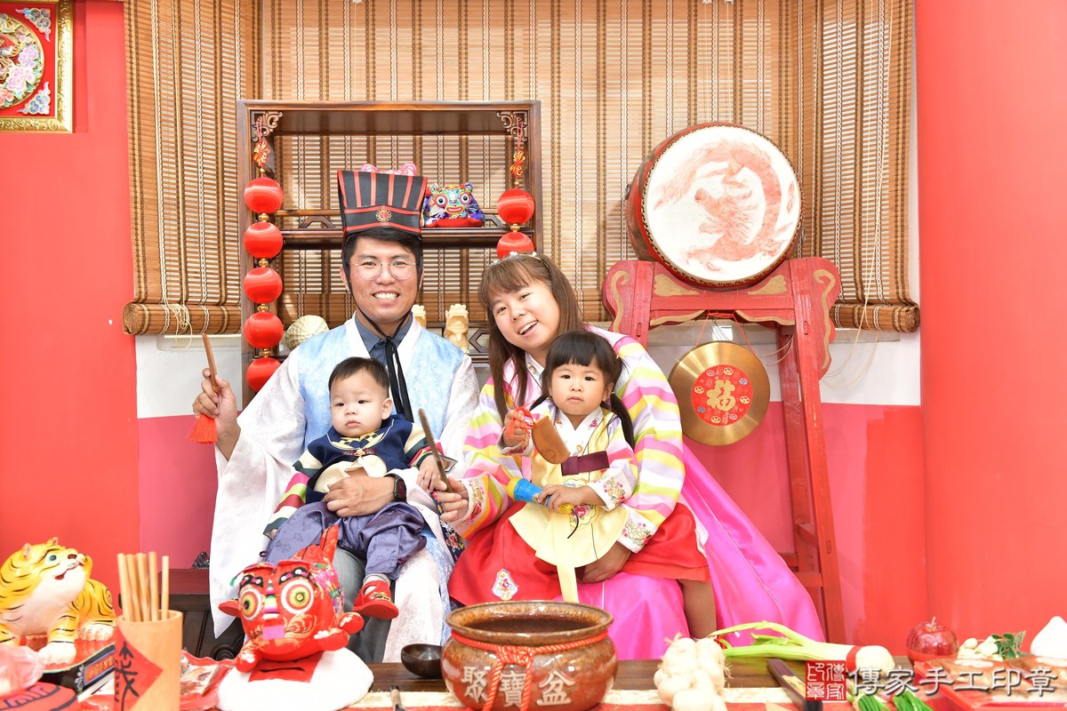 傳家手工印章高雄店、抓周、度晬、中國風會場、抓周道具物品、抓周證書、滿周歲、謙謙寶寶、高雄市、拍照、生日快樂