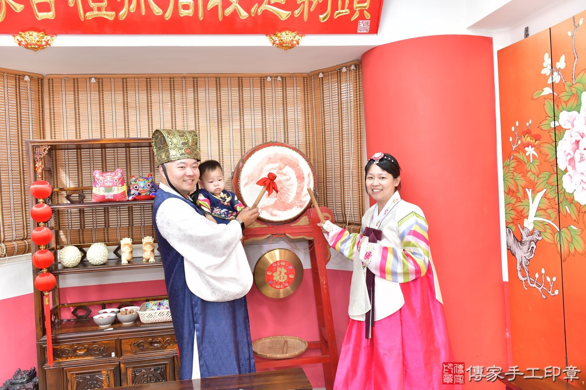 傳家手工印章高雄店、抓周、度晬、中國風會場、抓周道具物品、抓周證書、滿周歲、謙謙寶寶、高雄市、拍照、生日快樂