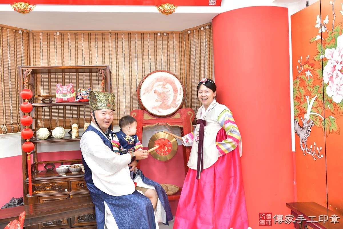 傳家手工印章高雄店、抓周、度晬、中國風會場、抓周道具物品、抓周證書、滿周歲、謙謙寶寶、高雄市、拍照、生日快樂